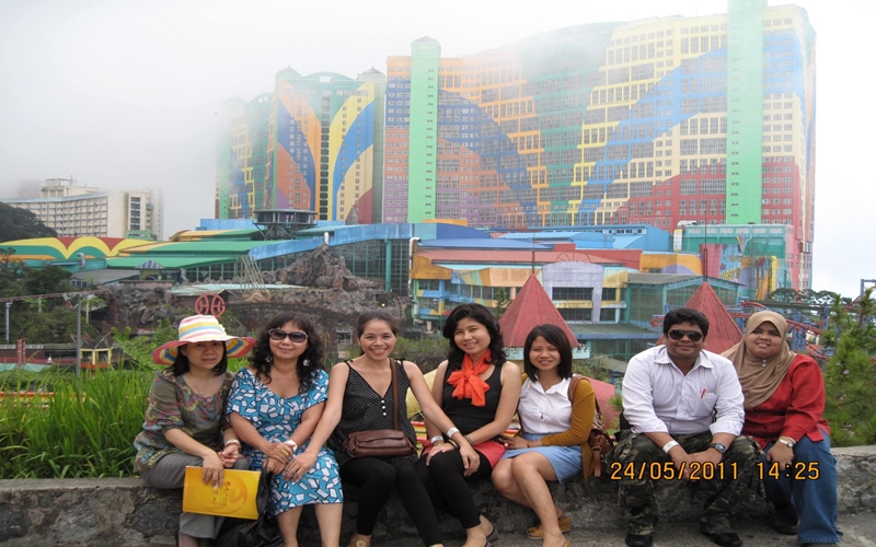 Nhà báo Hồ Trúc Mai (thứ 2 từ trái qua) cùng đoàn nhà báo Việt Nam tham quan khách sạn lớn nhất thế giới tại Genting- Malaysia