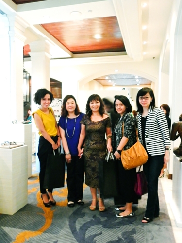 Nhà báo  Hồ Trúc Mai (giữa) , Ms. Sylvia Chiu (áo xanh) – Giám đốc Marketing Tập đàon De Rigo Hongkong cùng các nữ nhà báo trong khu vực Châu Á- Thái Bình Dương